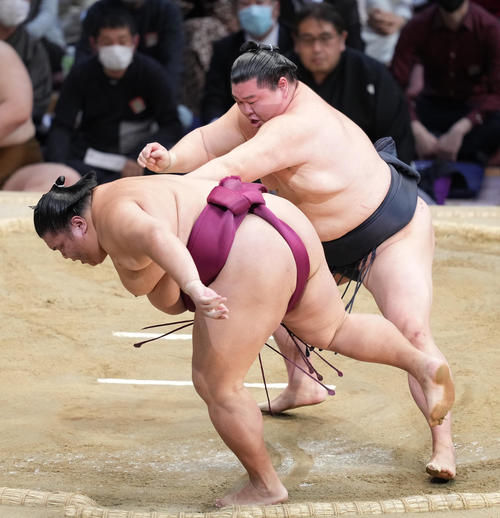 正代（右）は御嶽海を押し出しで破る（撮影・小沢裕）