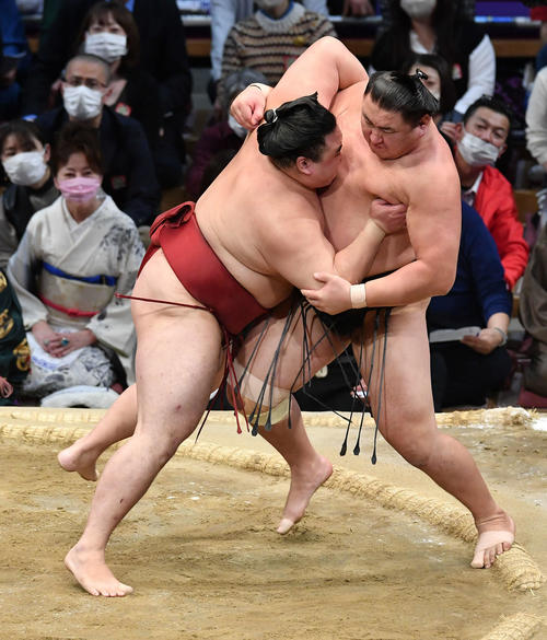 隆の勝（左）は東龍を押し出しで破る（撮影・岩下翔太）