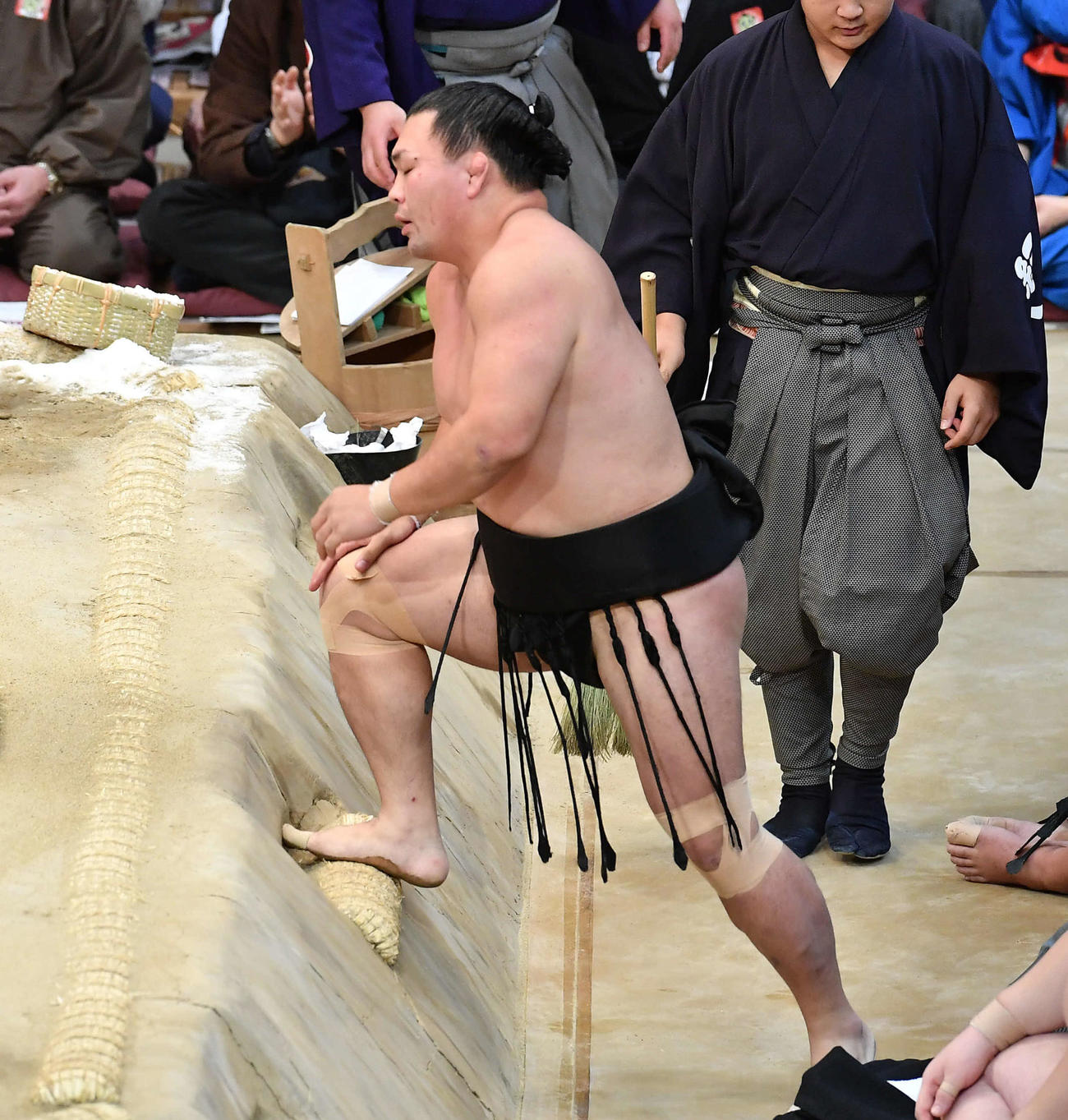 押し倒しで宇良に敗れた照強（撮影・岩下翔太）