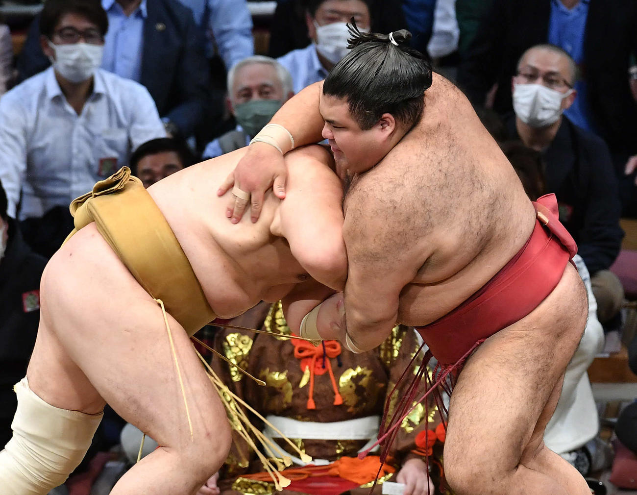 高安（右）は輝をはたき込みで破る（撮影・岩下翔太）