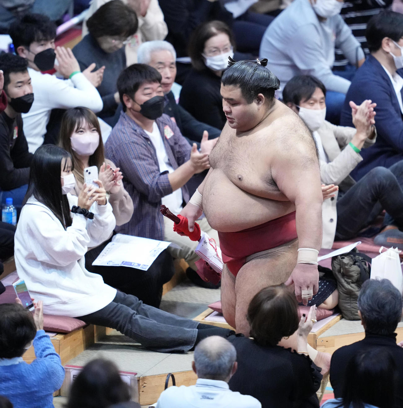 高安は輝（左）をはたき込みで破る（撮影・小沢裕）