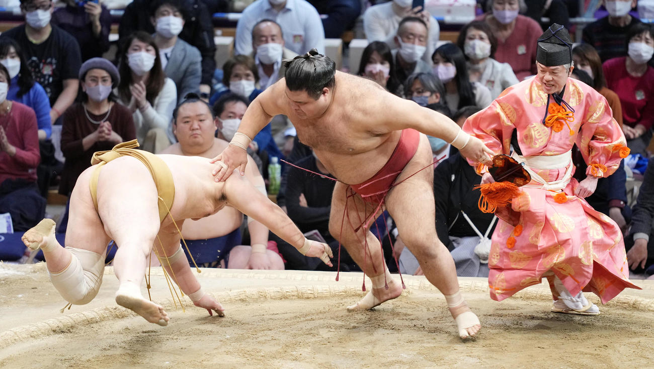 高安は輝（左）をはたき込みで破る（撮影・小沢裕）