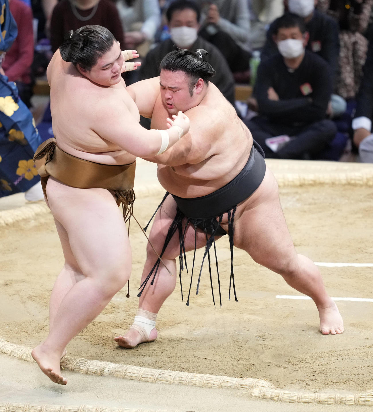 貴景勝（右）は王鵬を押し出しで破る（撮影・小沢裕）