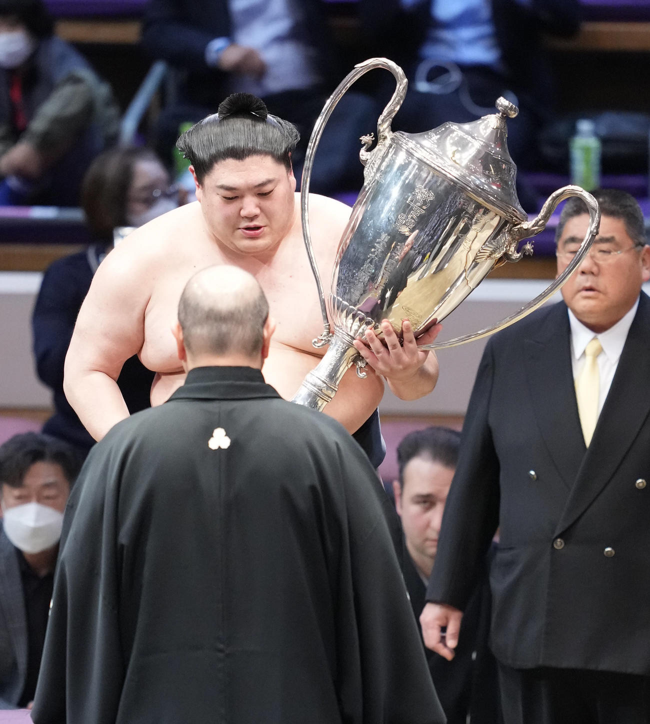 八角理事長（手前）から賜杯贈呈を受ける阿炎（撮影・小沢裕）