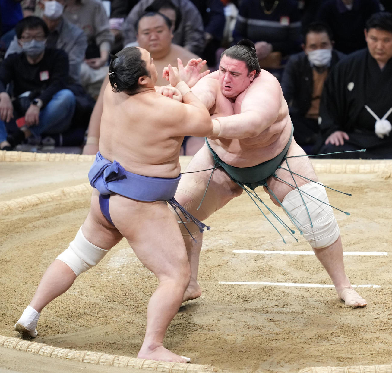 碧山（右）は隠岐の海を押し出しで破る（撮影・小沢裕）