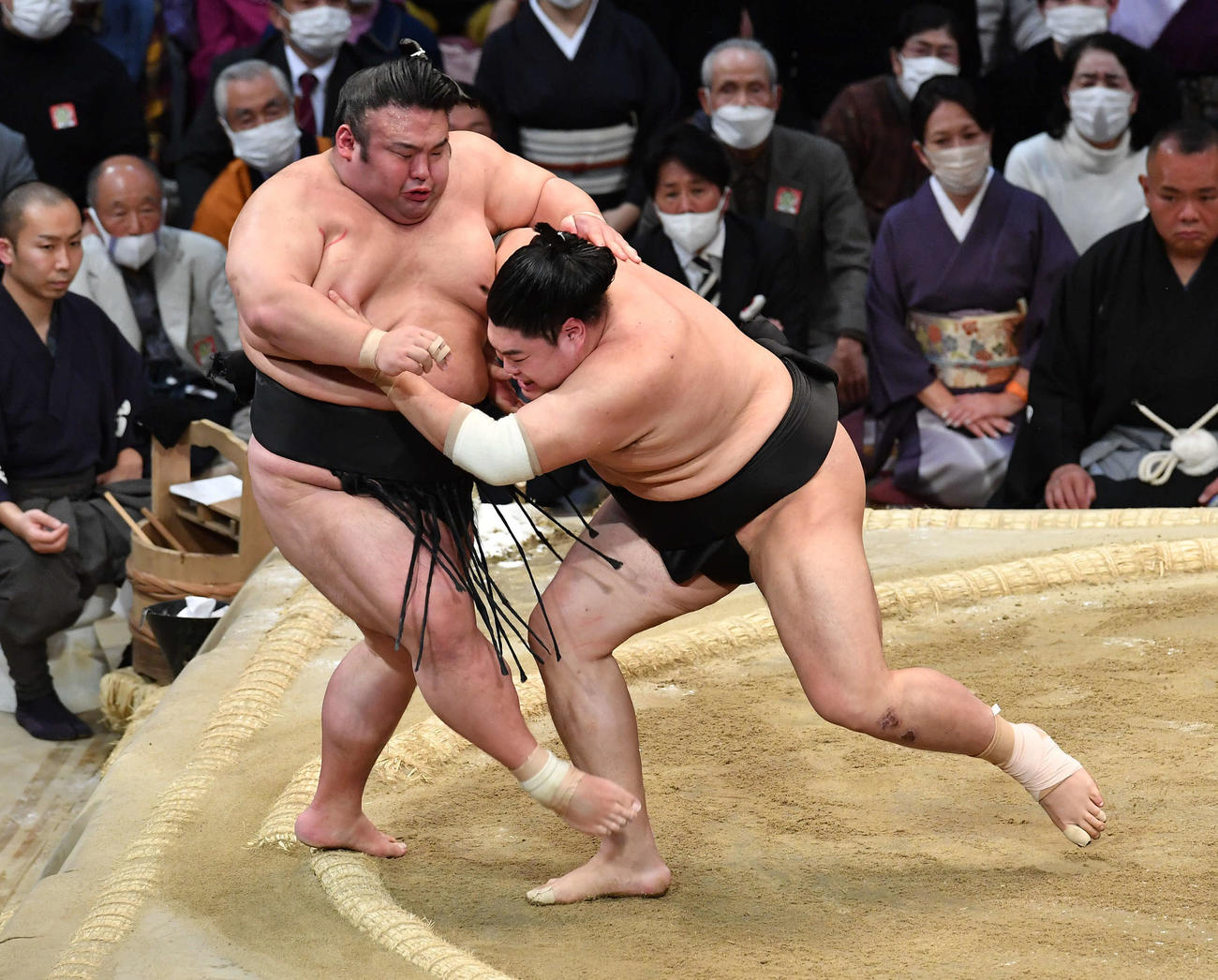 ともえ戦で貴景勝（左）を破り、優勝を決めた阿炎（撮影・岩下翔太）