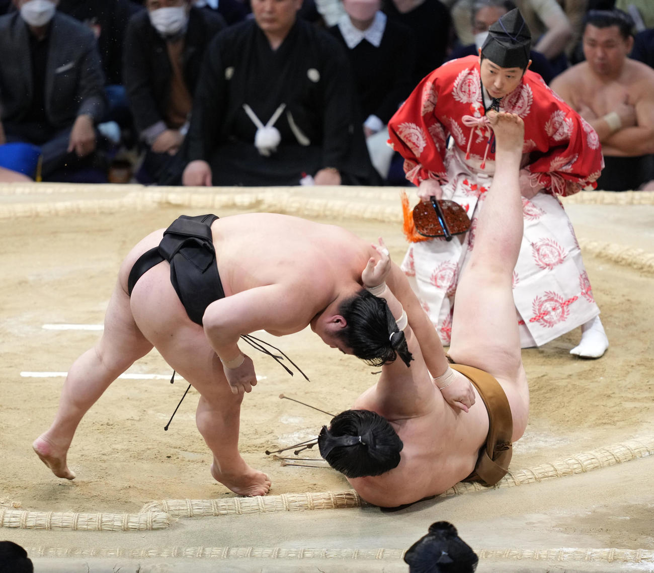 若元春（左）は王鵬をすくい投げで破る（撮影・小沢裕）