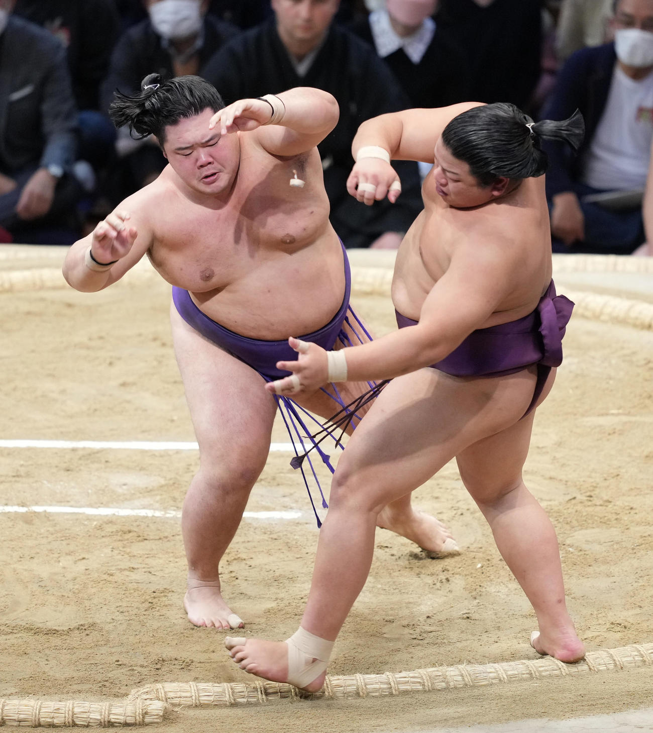 明生（左）は平戸海を突き出しで破る（撮影・小沢裕）