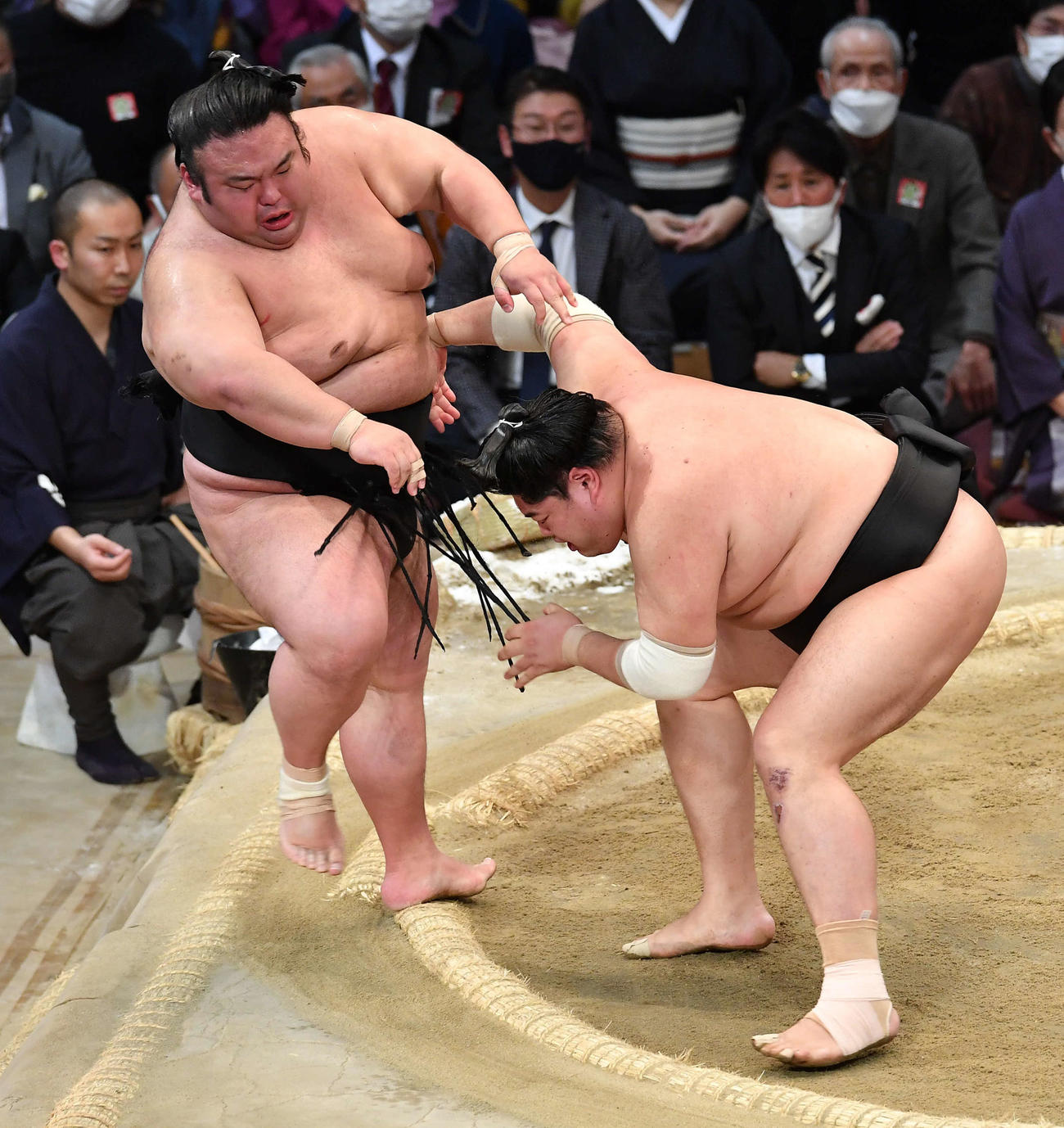 ともえ戦で貴景勝（左）を破り、優勝を決めた阿炎（撮影・岩下翔太）
