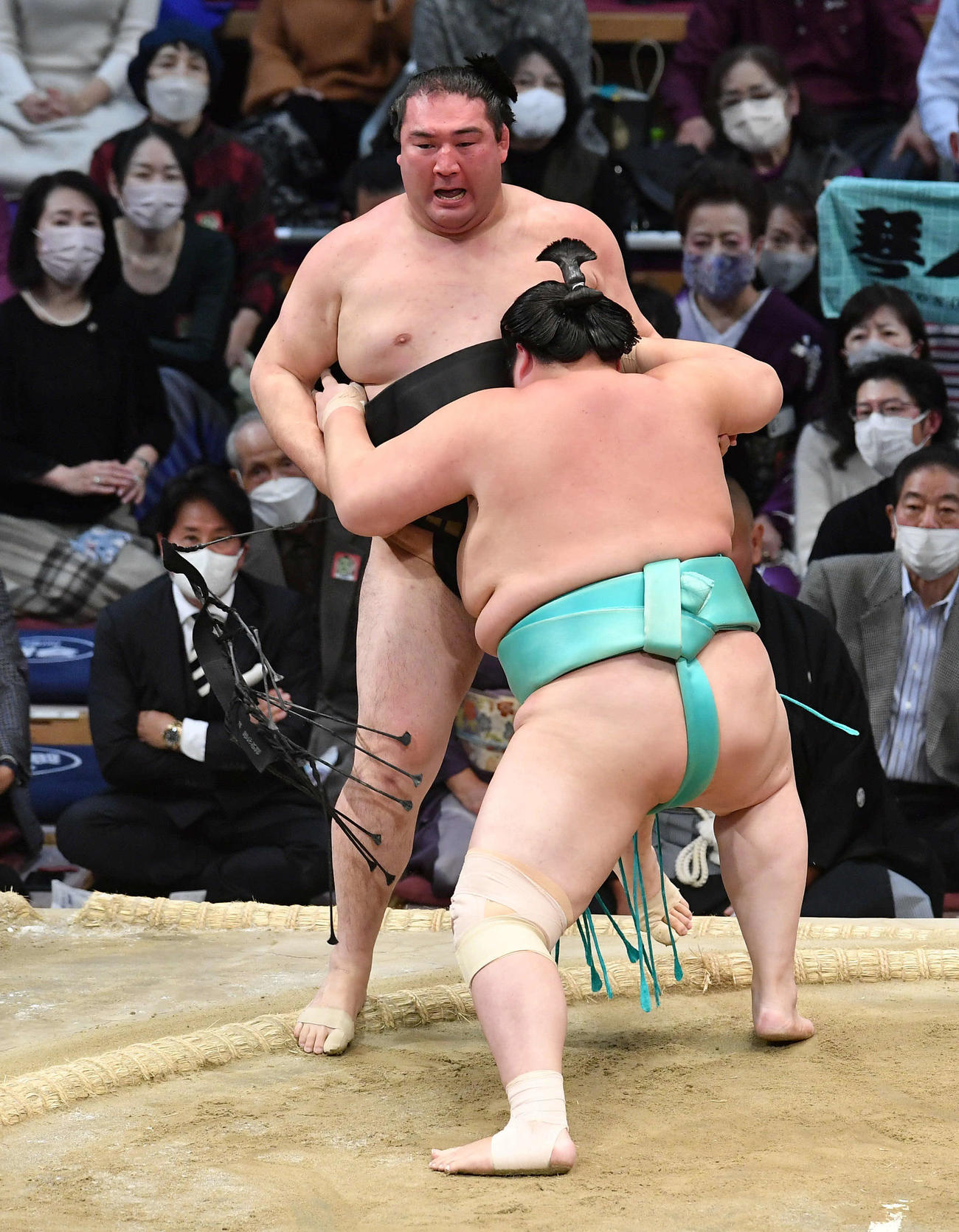 寄り切りで琴ノ若（右）に敗れた竜電（撮影・岩下翔太）