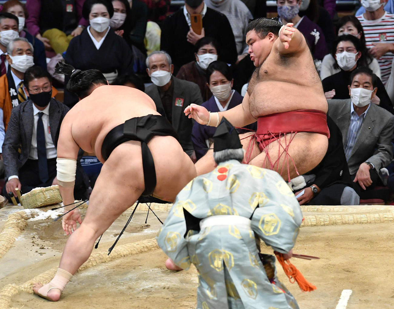 突き倒しで阿炎（左）に敗れた高安（撮影・岩下翔太）