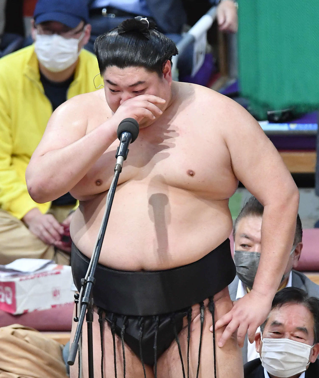 優勝インタビューで涙を拭う阿炎（撮影・岩下翔太）