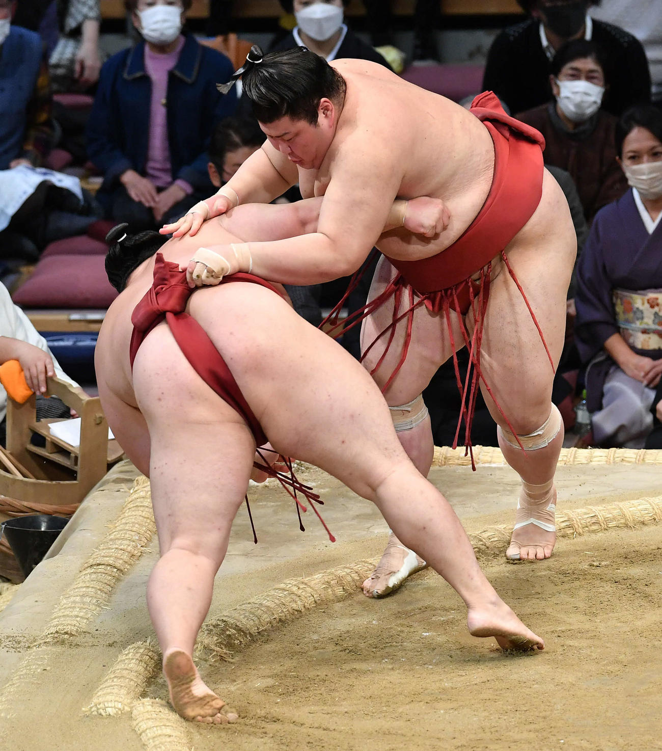 熱海富士（右）は隆の勝を上手投げで破る（撮影・岩下翔太）