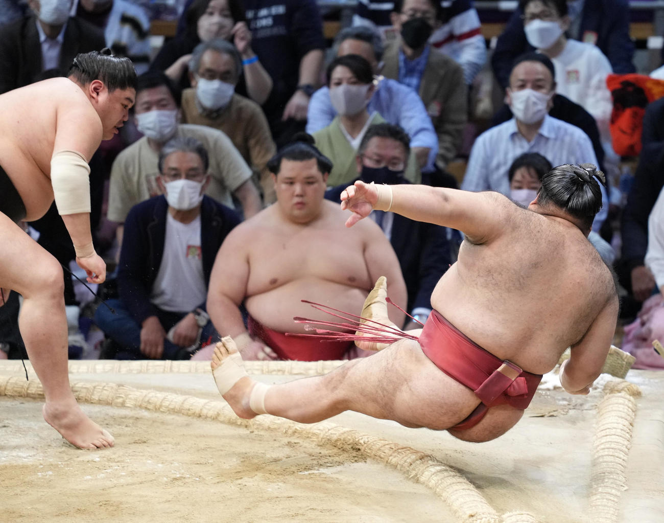 高安（右）は阿炎に突き倒しで敗れる（撮影・小沢裕）