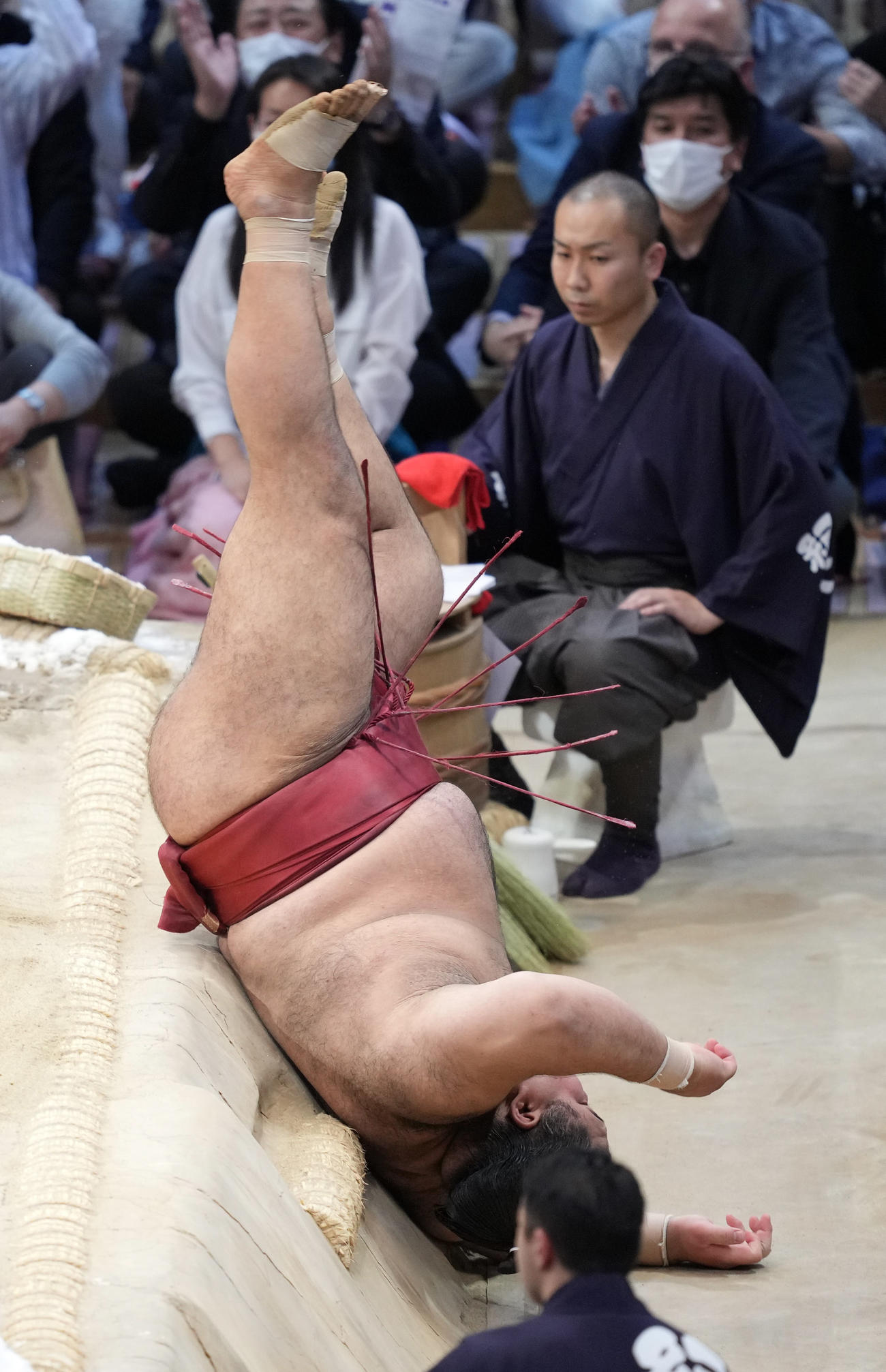 阿炎に突き倒しで敗れ土俵から落ちる高安（撮影・小沢裕）