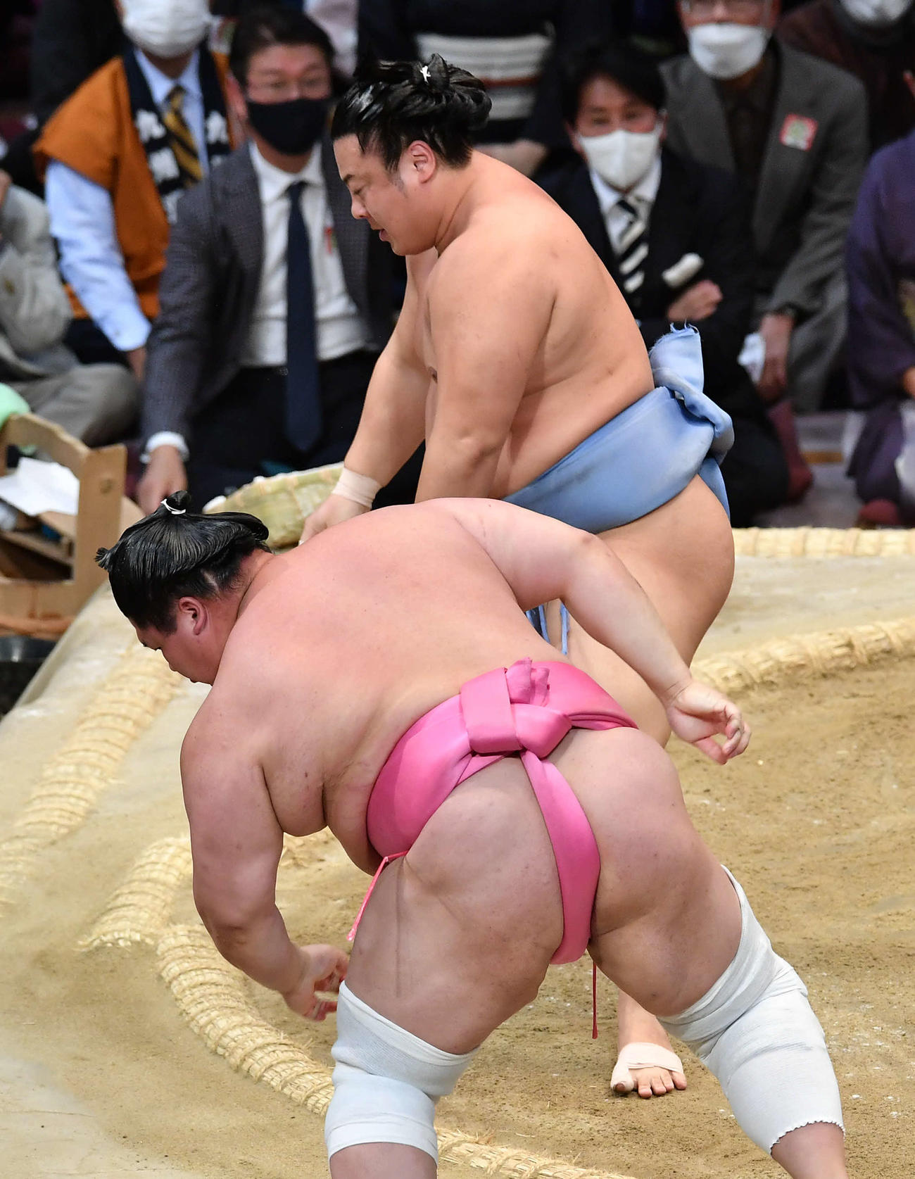 翔猿（奥）は宇良を押し出しで破る（撮影・岩下翔太）