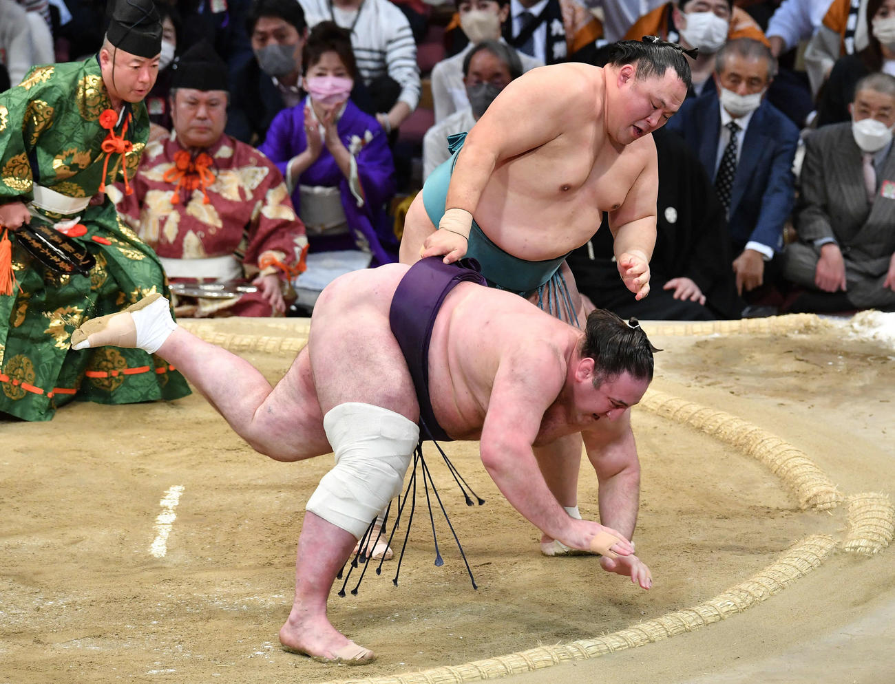 玉鷲（奥）は栃ノ心を上手投げで破る（撮影・岩下翔太）