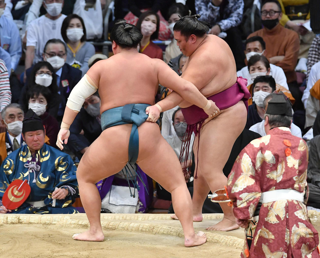 寄り切りで錦富士（左）に敗れた御嶽海（撮影・岩下翔太）