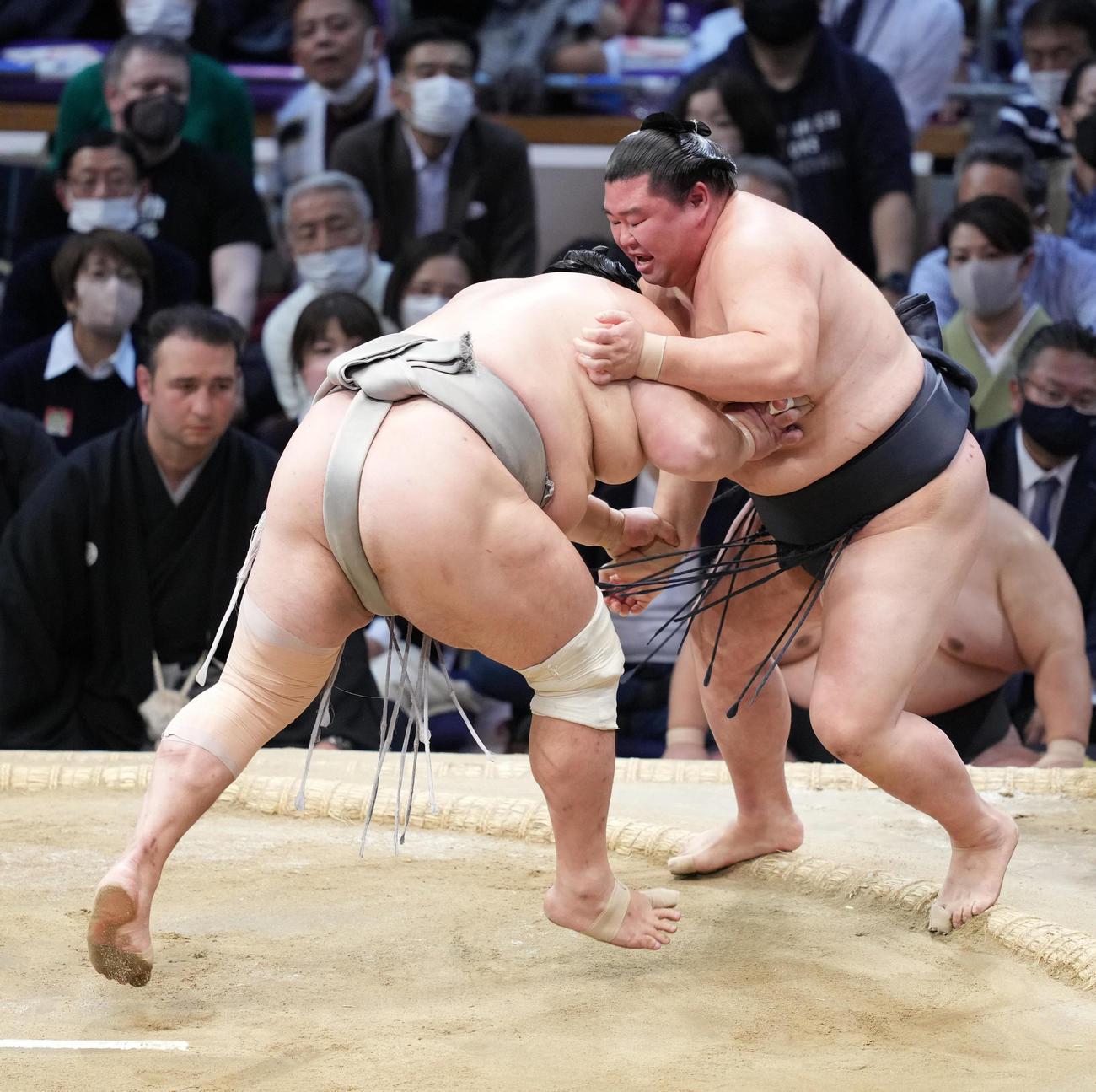 北勝富士（左）は正代を押し出しで破る（撮影・小沢裕）