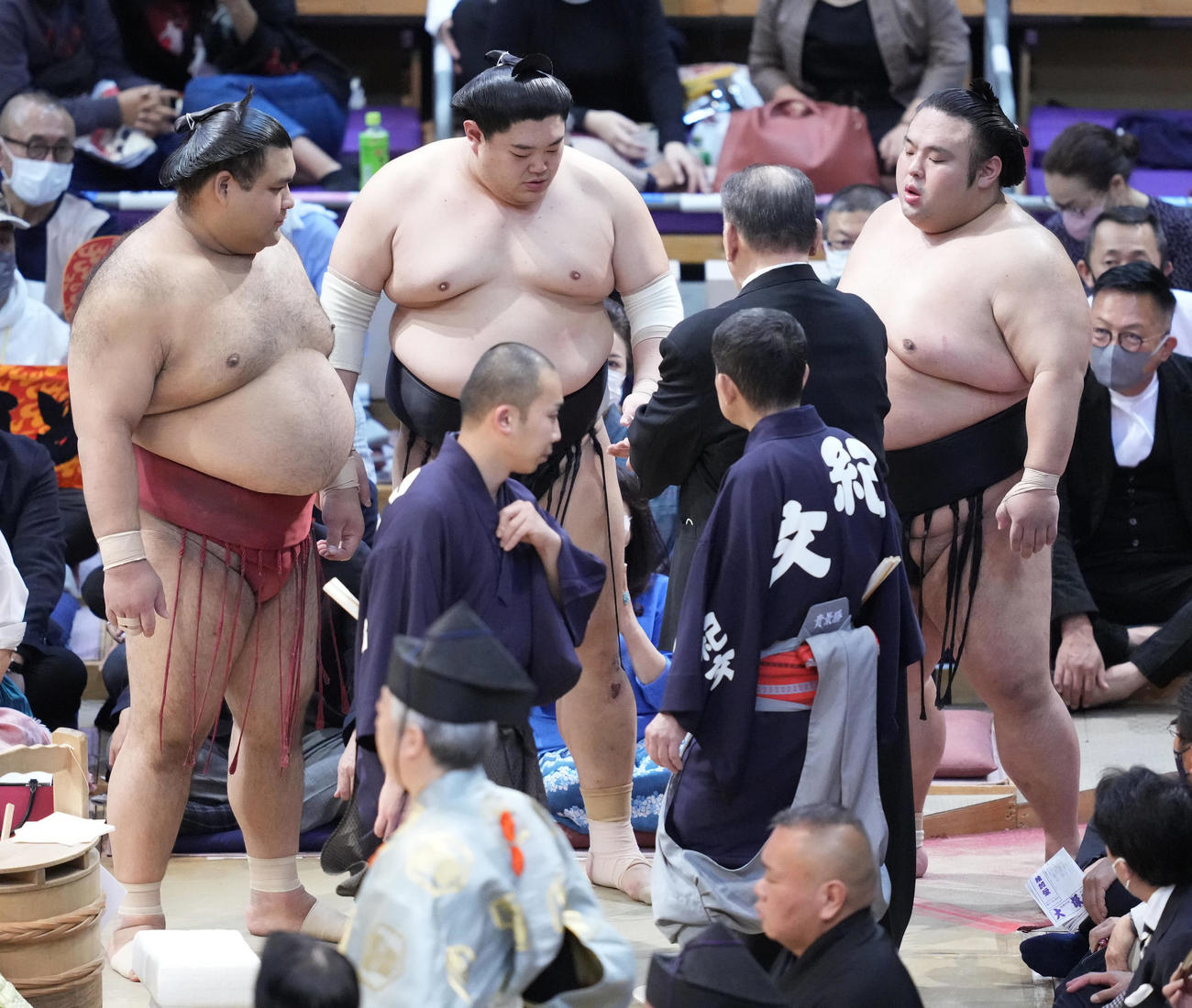優勝決定戦ともえ戦に臨む、左から高安、阿炎、貴景勝（撮影・小沢裕）