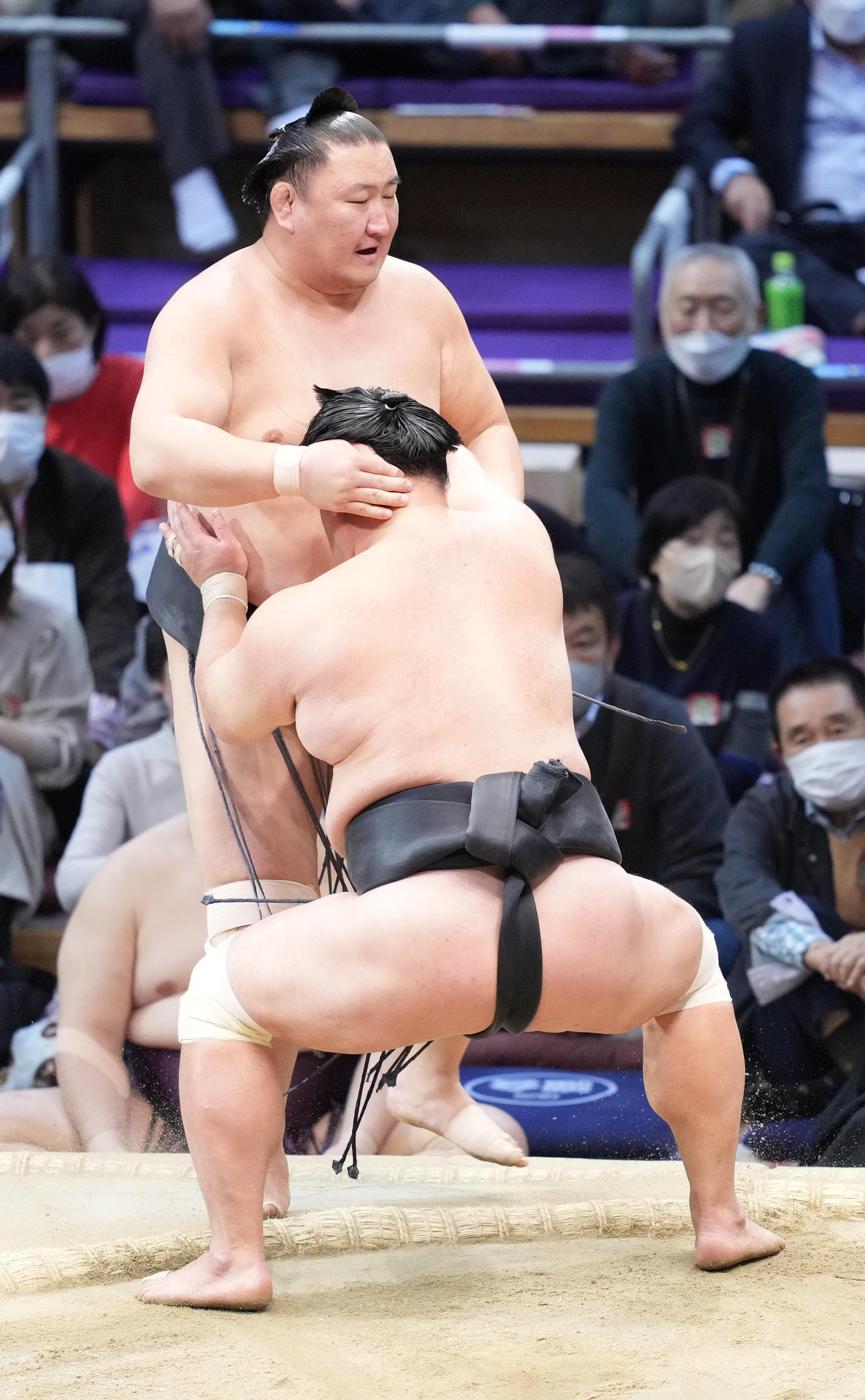 妙義龍（手前）は寄り切りで東龍を破る（撮影・小沢裕）