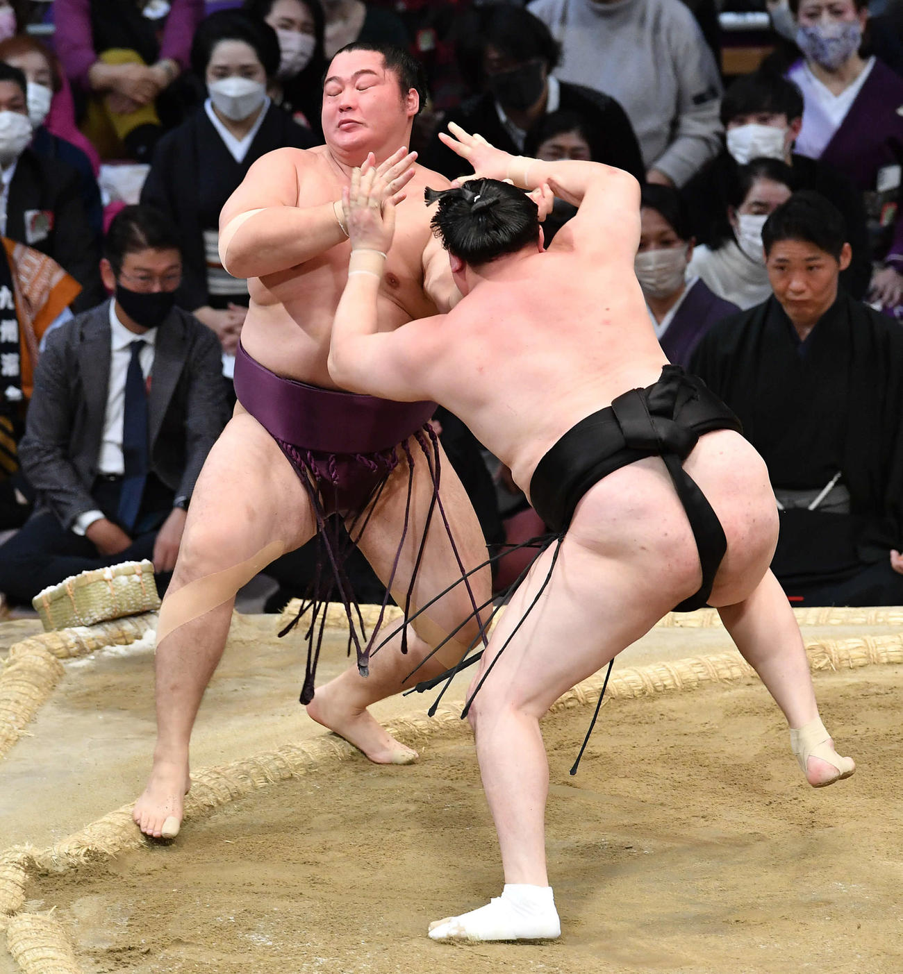 押し出しで千代翔馬（右）に敗れた遠藤（撮影・岩下翔太）