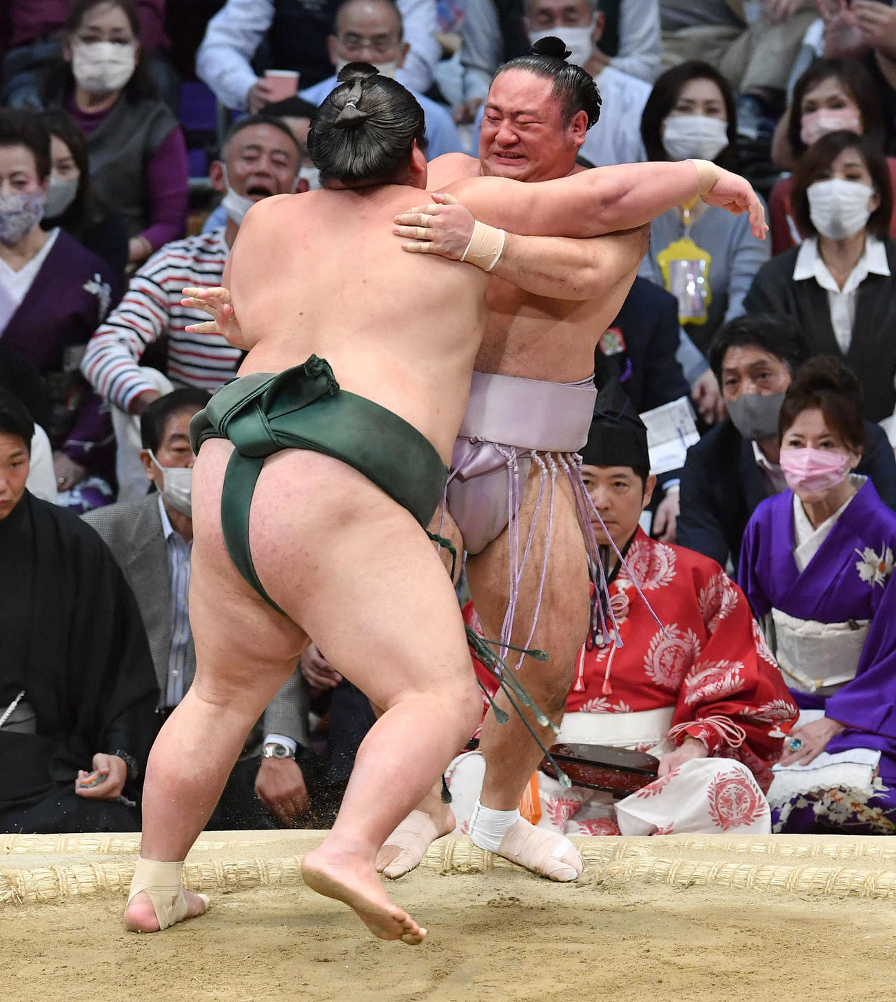 寄り切りで錦木（左）に敗れた琴恵光（撮影・岩下翔太）
