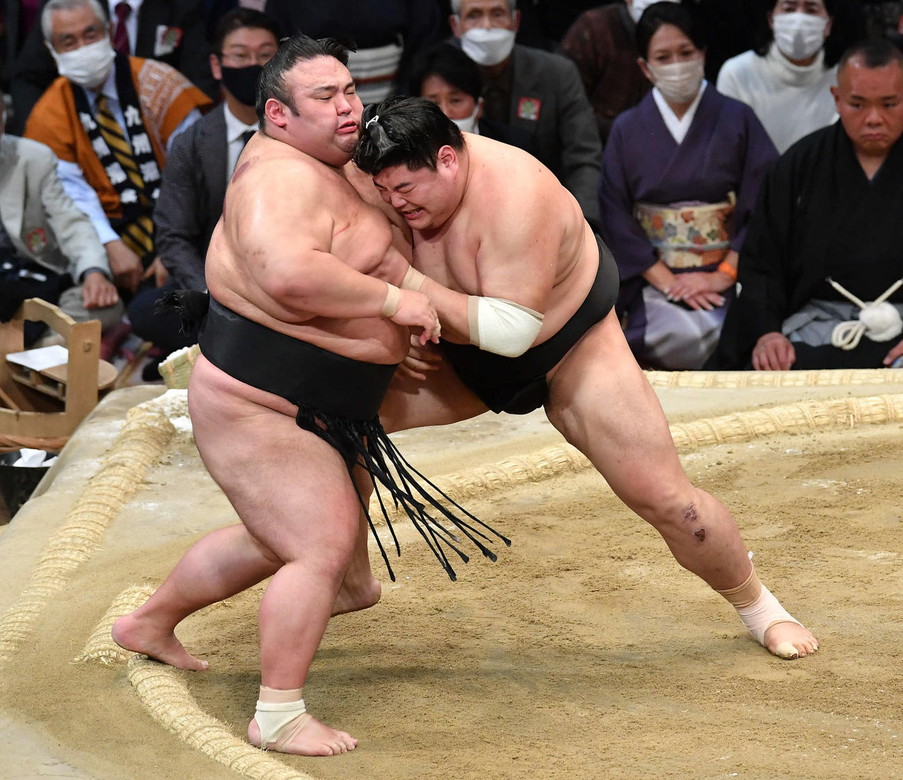 ともえ戦で貴景勝（左）を破り、優勝を決めた阿炎（撮影・岩下翔太）