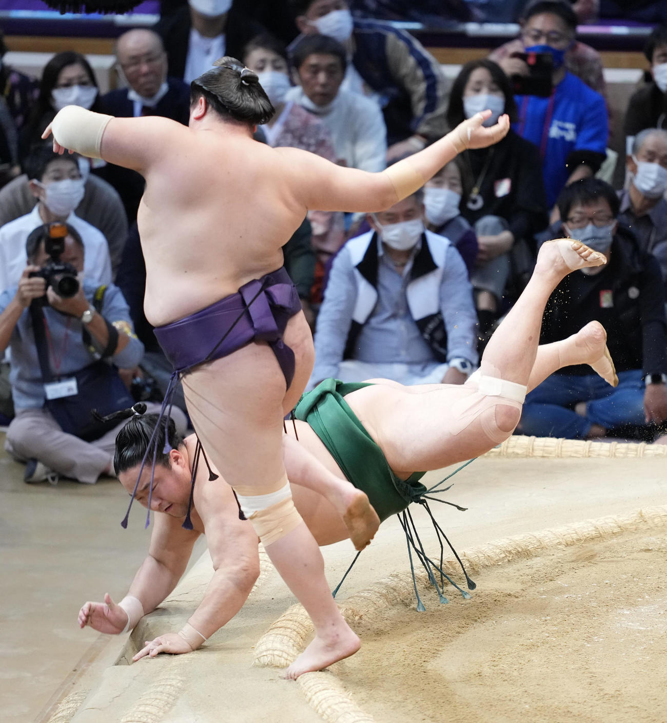 佐田の海は一山本（手前）を押し出しで破る（撮影・小沢裕）
