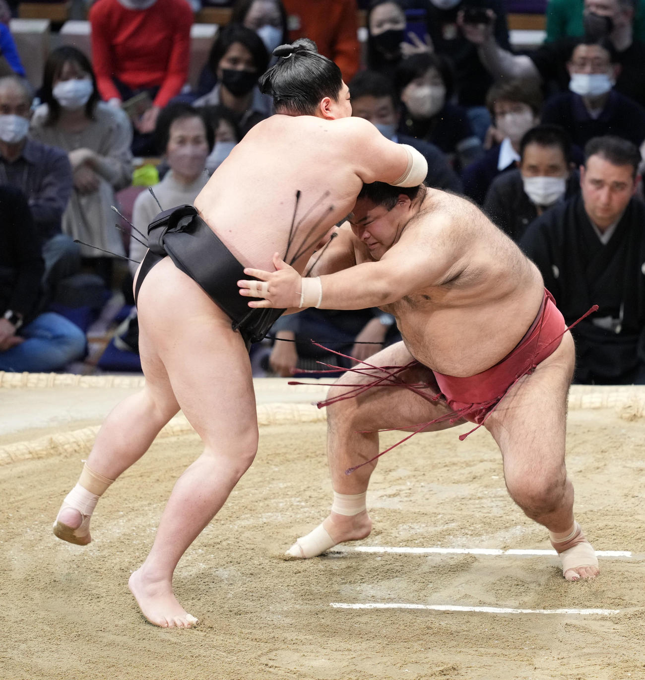 優勝決定戦ともえ戦で高安（右）を破る阿炎（撮影・小沢裕）