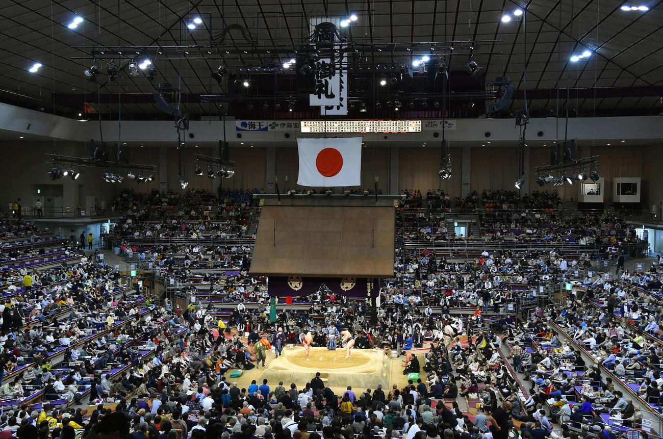 22年11月26日、大相撲九州場所14日目の館内の様子