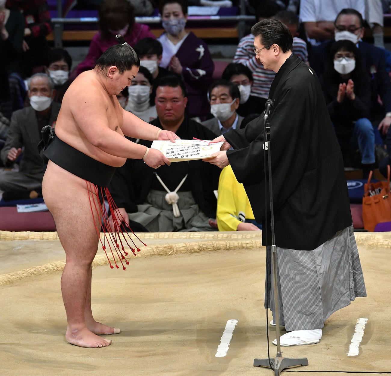 伊勢ケ浜審判長（右）から三段目優勝の賞状を授与される日翔志（撮影・岩下翔太）