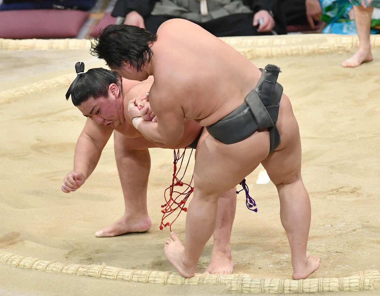 一翔（右）を押し出しで破り、三段目優勝を決めた日翔志（撮影・岩下翔太）