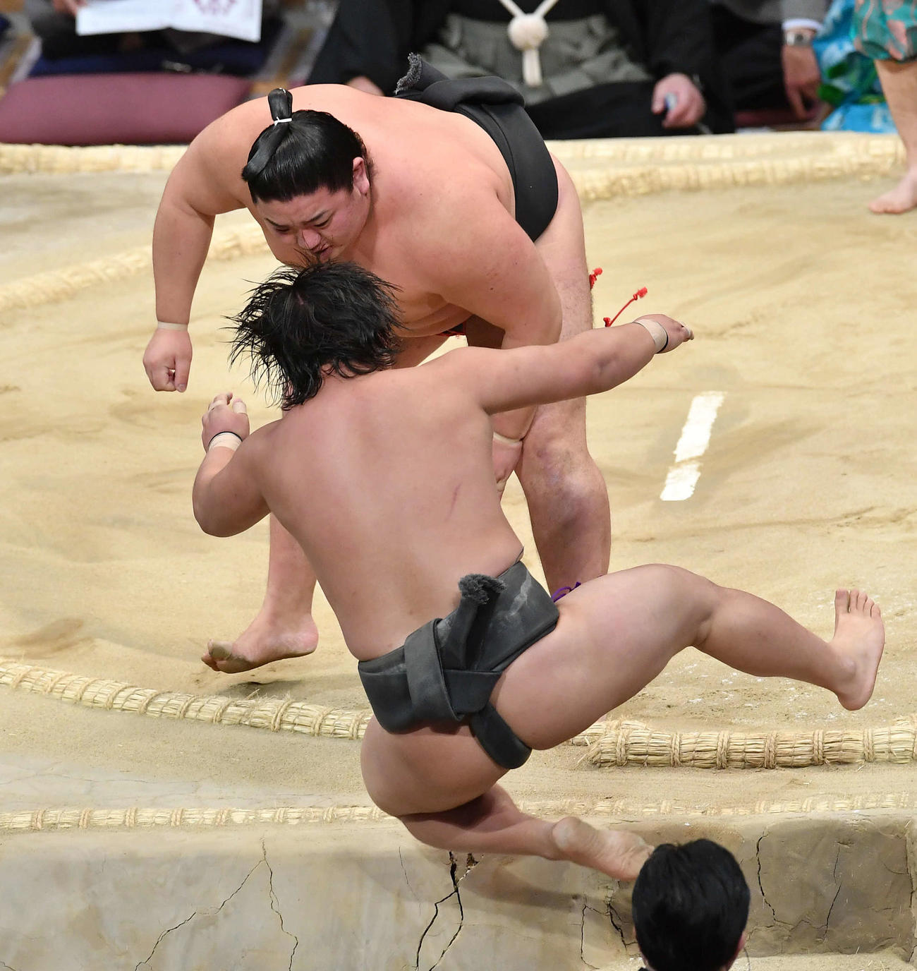 一翔（手前）を押し出しで破り、三段目優勝を決めた日翔志（撮影・岩下翔太）