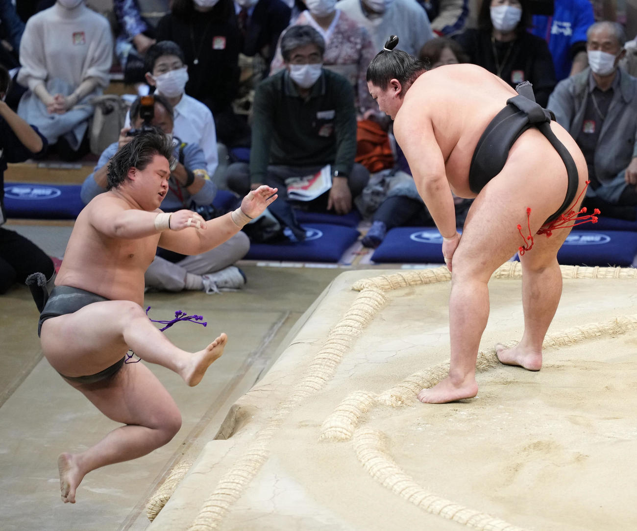 日翔志は優勝決定戦で一翔（左）を押し出しで破り三段目優勝を決める（撮影・小沢裕）