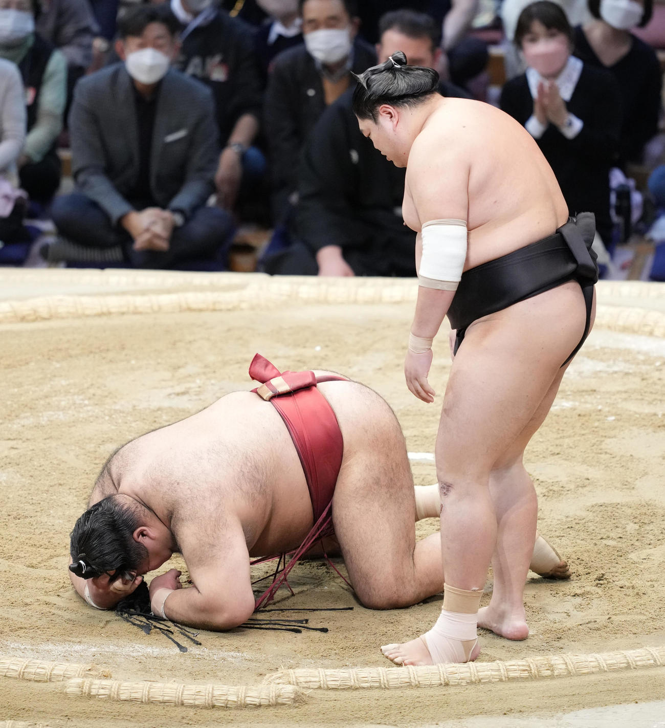 優勝決定戦で阿炎（右）に敗れ土俵にうずくまる高安（撮影・小沢裕）