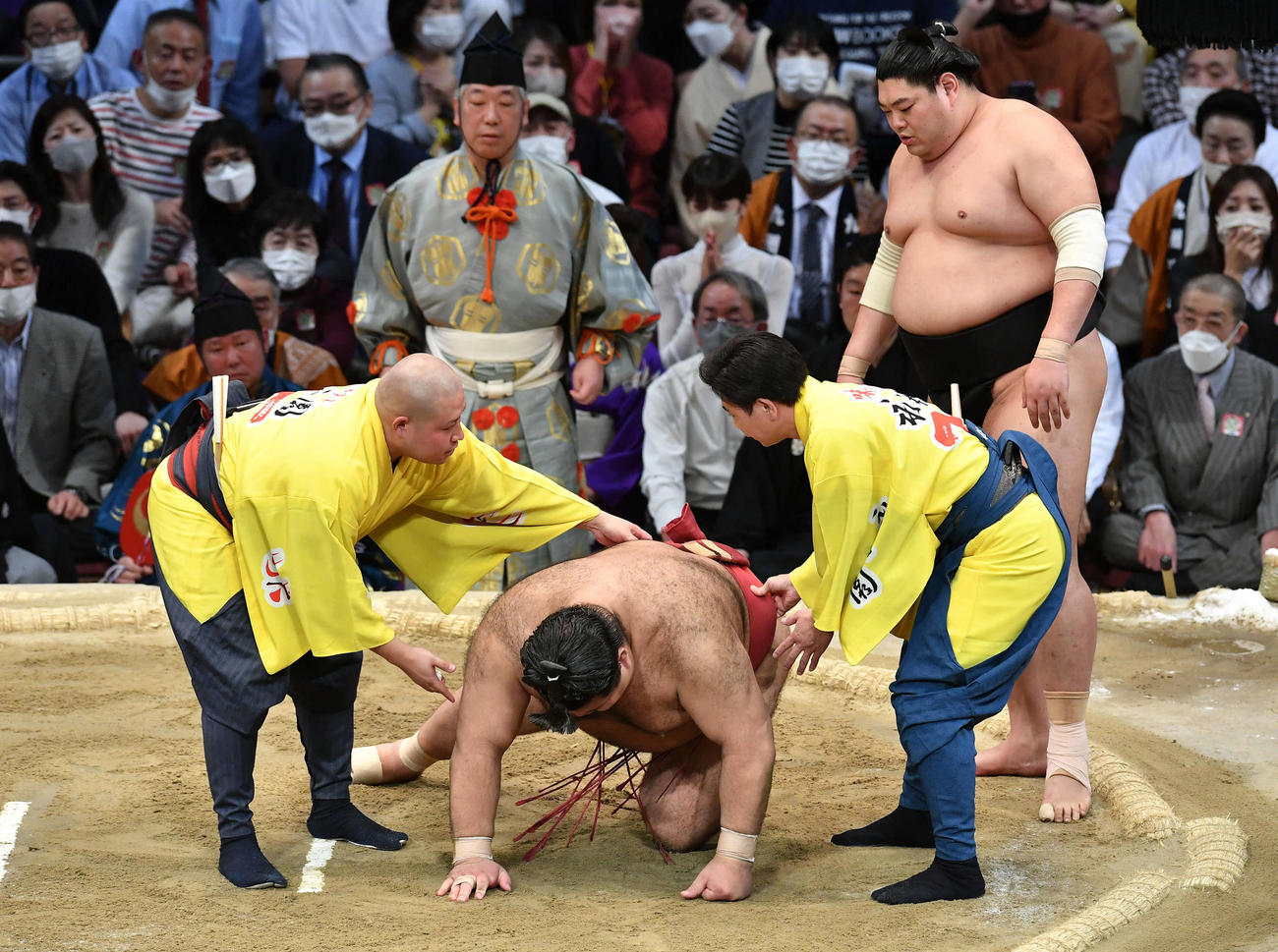 ともえ戦で、阿炎（右）にはたき込みで敗れた高安（手前中央）はその場にうずくまる（撮影・岩下翔太）