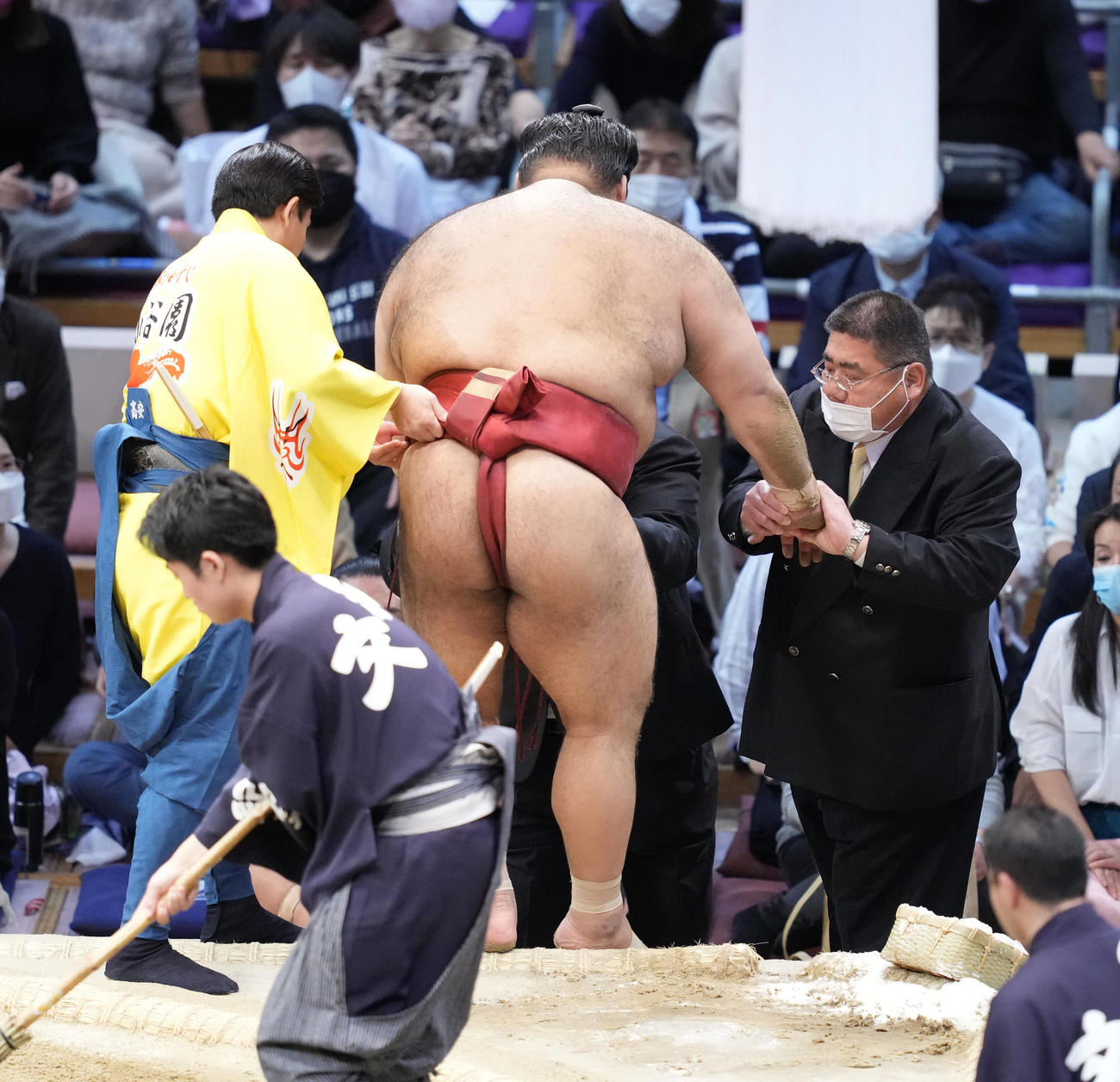 優勝決定戦で阿炎（右）に敗れた高安は呼び出しらの力を借りて土俵下へ降りる（撮影・小沢裕）