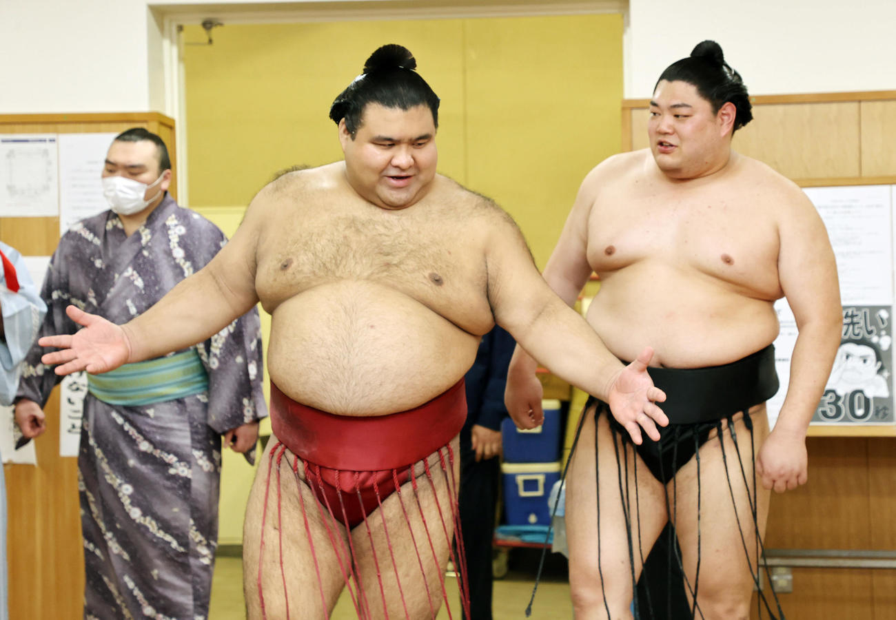 表彰式を終え支度部屋で笑顔を見せる高安（左）と優勝決定ともえ戦を制した阿炎