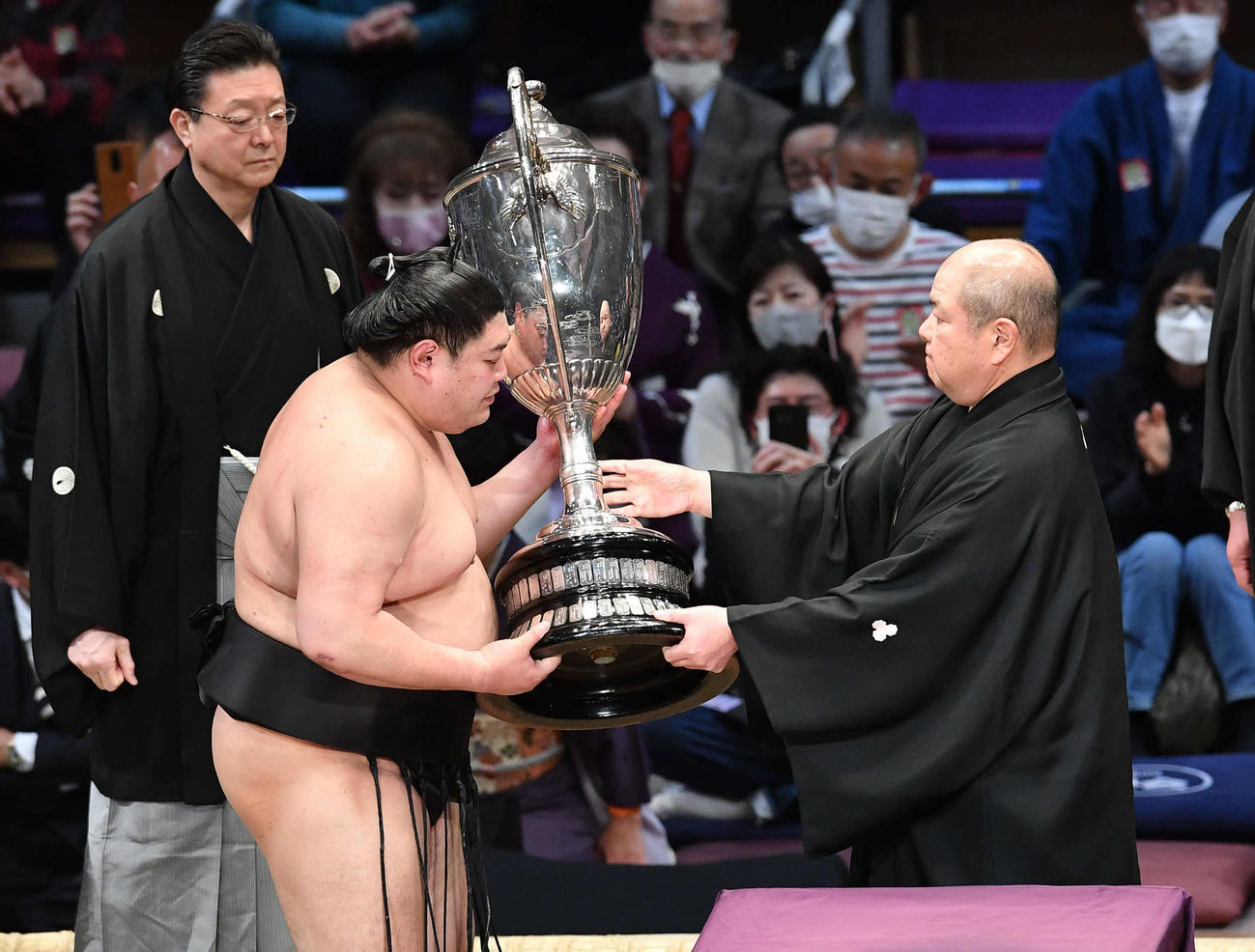 八角理事長（右）から賜杯贈呈を受ける阿炎（撮影・岩下翔太）