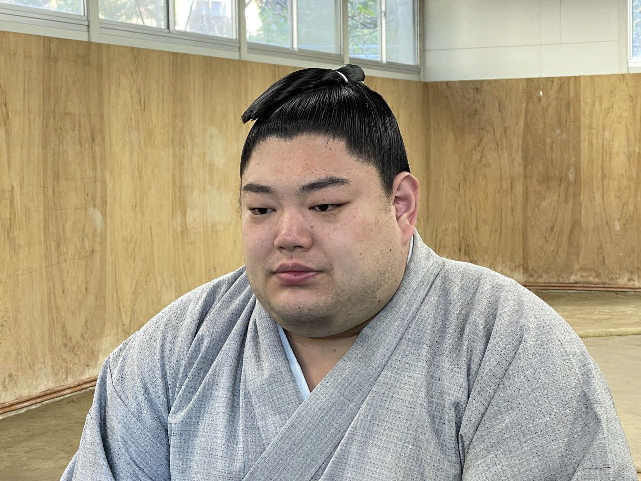 初優勝から一夜明けて取材に応じる阿炎（日本相撲協会提供）