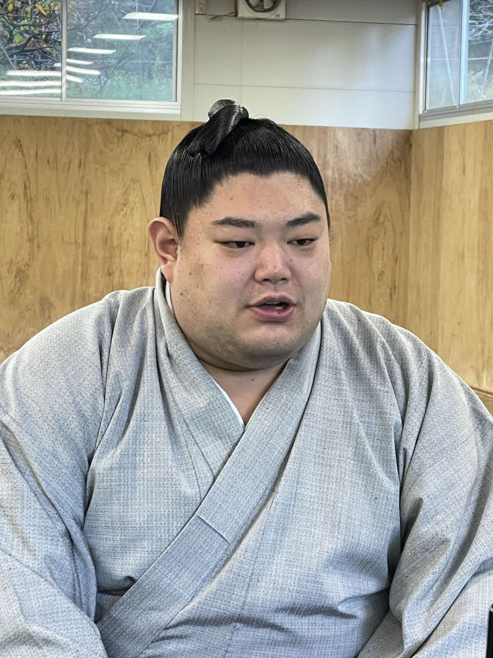 初優勝から一夜明けて取材に応じる阿炎（日本相撲協会提供）