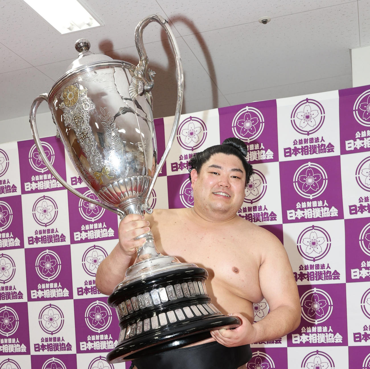 27日、賜杯を手に記念撮影に臨む阿炎
