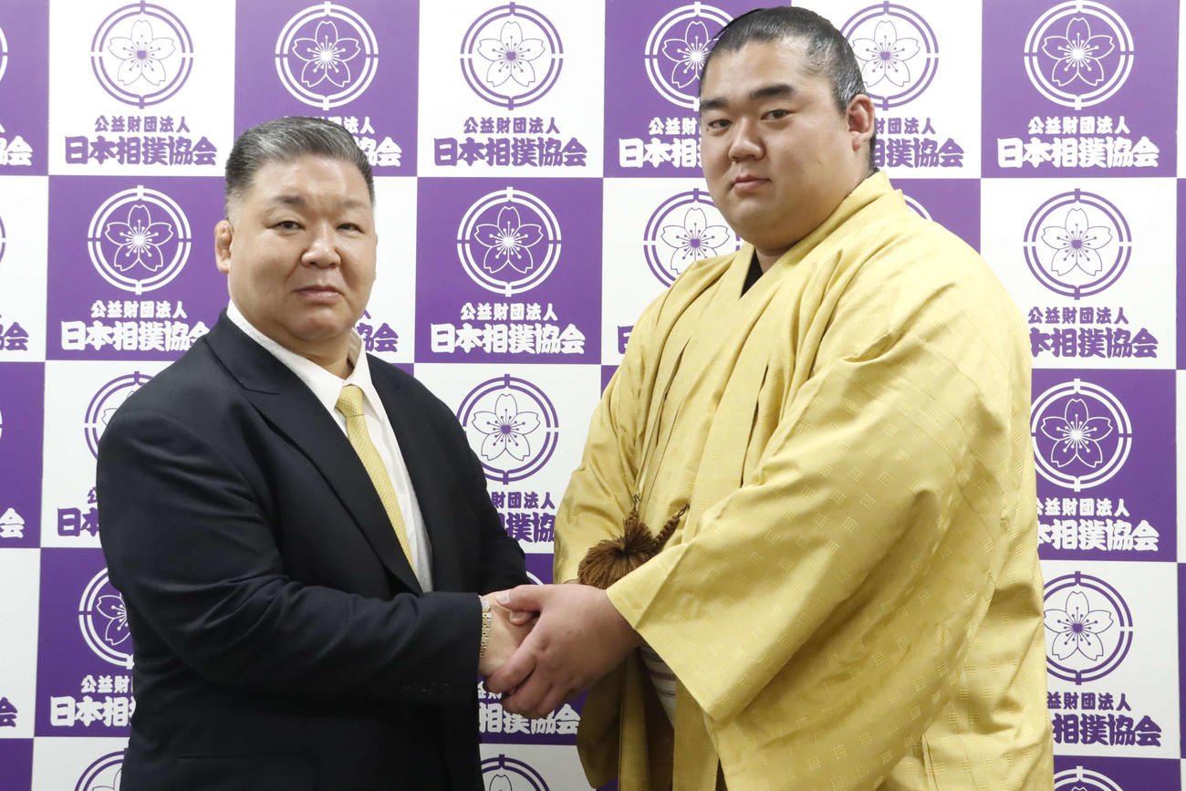 来年1月の大相撲初場所で新十両に昇進する湘南乃海（右）と師匠の高田川親方（日本相撲協会提供）