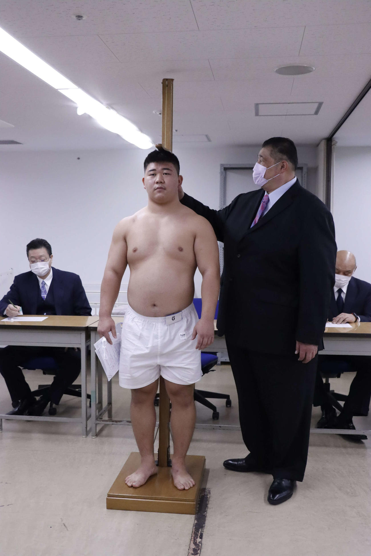 新弟子検査で身長を測る斎藤成剛（日本相撲協会提供）