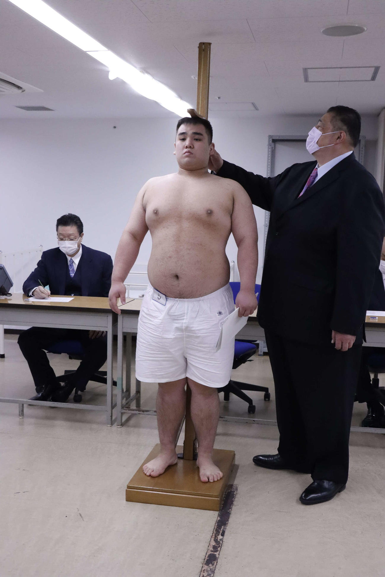 新弟子検査で身長を測る小林嵐（日本相撲協会提供）