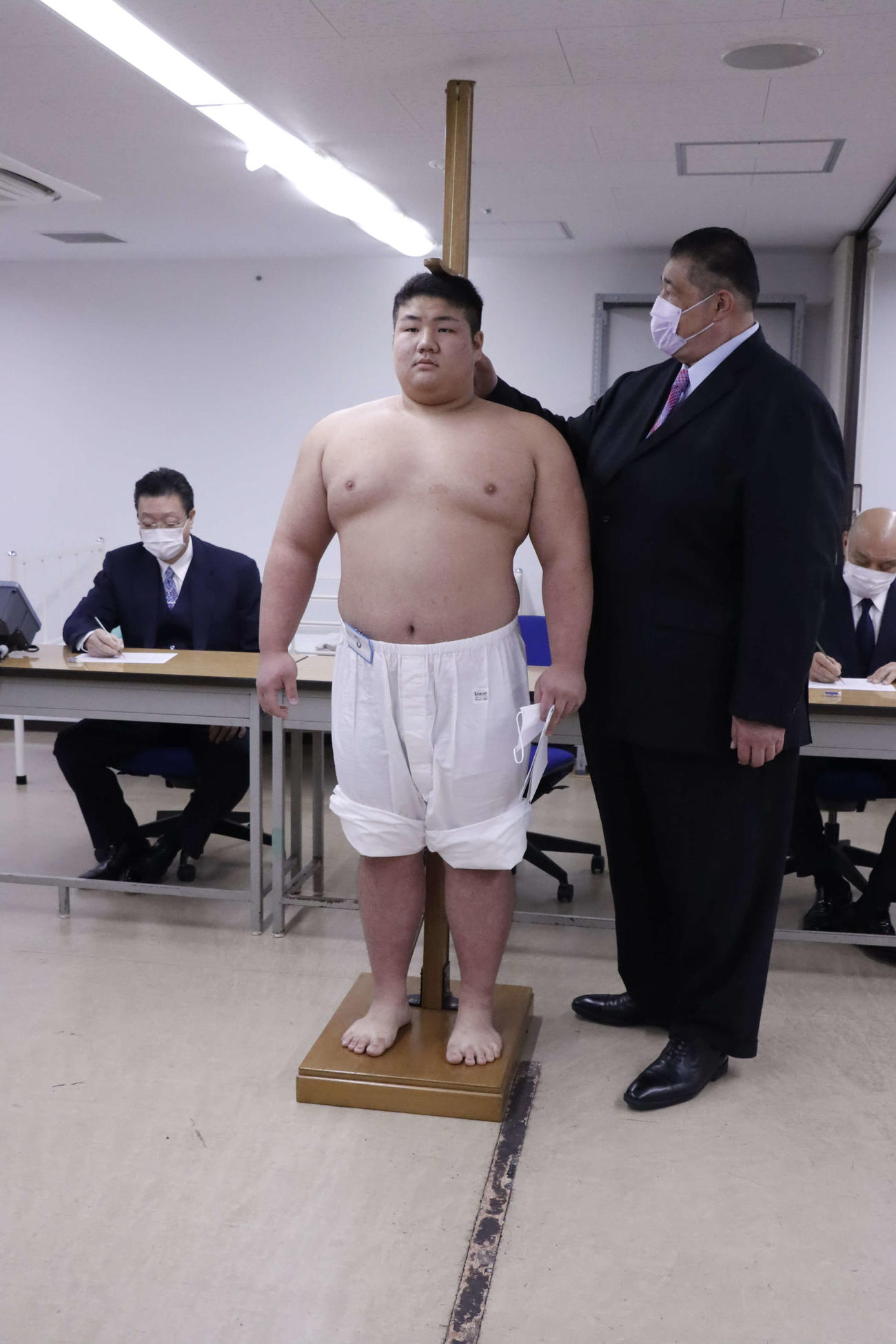新弟子検査で身長を測る長村晃宏（日本相撲協会提供）