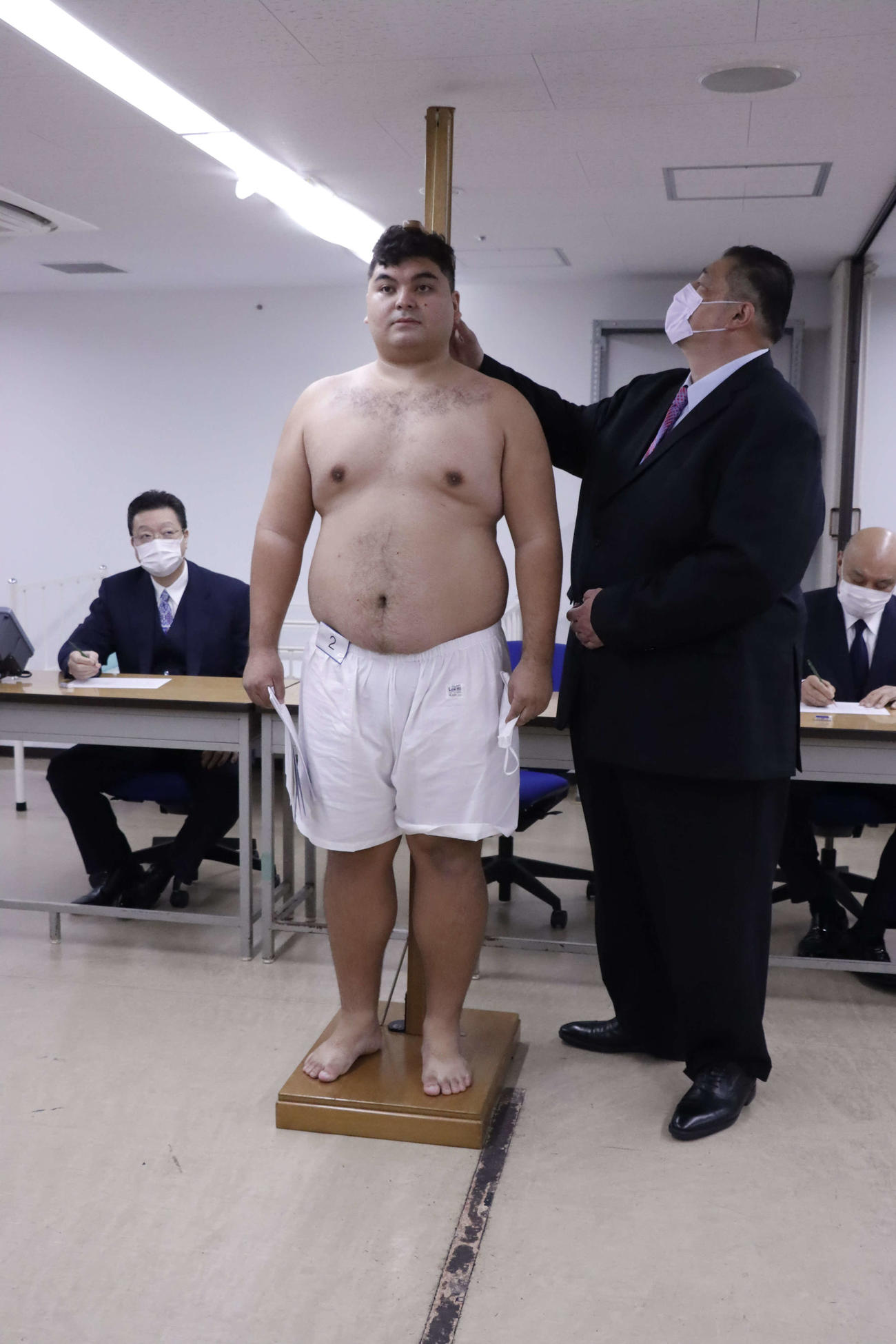 新弟子検査で身長を測る飯間ルーカス一夫（日本相撲協会提供）
