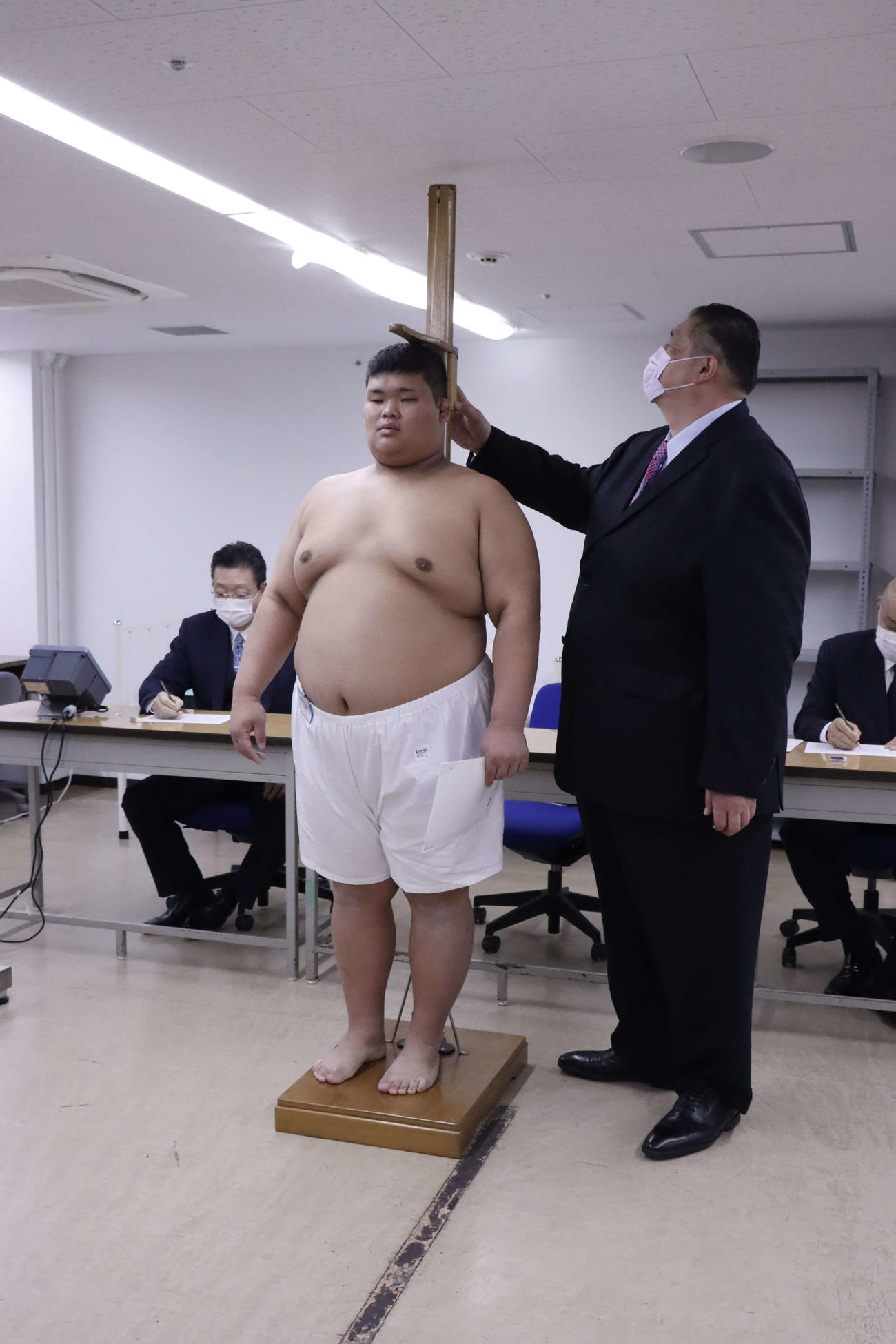 新弟子検査で身長を測る桑原哲平（日本相撲協会提供）
