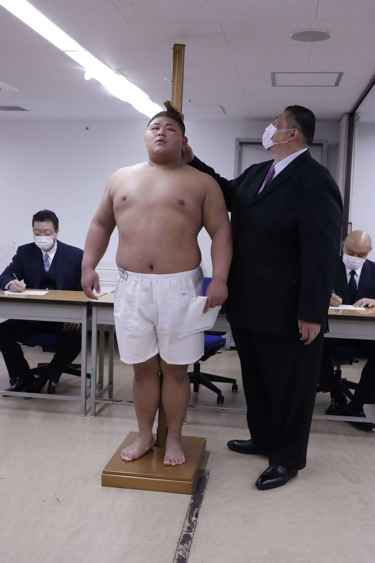 新弟子検査で身長を測る落合哲也（日本相撲協会提供）